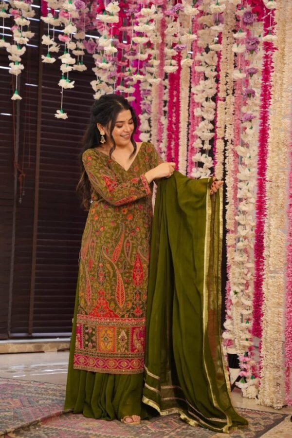 Sleek green heavy embroidered suit set - Image 4
