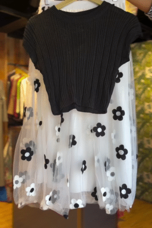 Chic Two-Piece Outfit Set Featuring a Black Ribbed Knit Short-Sleeve Top and White Mesh Midi Skirt with 3D Black and White Floral Appliqué – Elegant and Playful Contrast Ensemble for Casual or Semi-Formal Wear