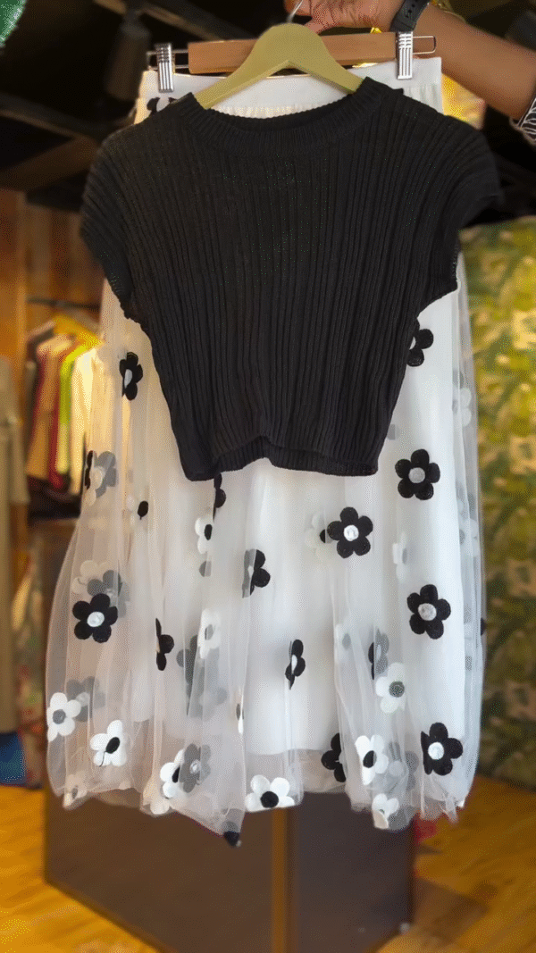 Chic Two-Piece Outfit Set Featuring a Black Ribbed Knit Short-Sleeve Top and White Mesh Midi Skirt with 3D Black and White Floral Appliqué – Elegant and Playful Contrast Ensemble for Casual or Semi-Formal Wear