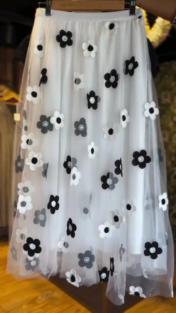 Chic Two-Piece Outfit Set Featuring a Black Ribbed Knit Short-Sleeve Top and White Mesh Midi Skirt with 3D Black and White Floral Appliqué – Elegant and Playful Contrast Ensemble for Casual or Semi-Formal Wear - Image 3