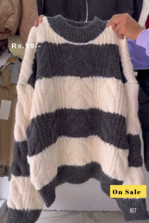 Cozy Cable Knit Oversized Sweater with Bold Horizontal Stripes in Cream and Contrasting Dark Shades – Soft, Warm, and Perfect for Winter Fashion