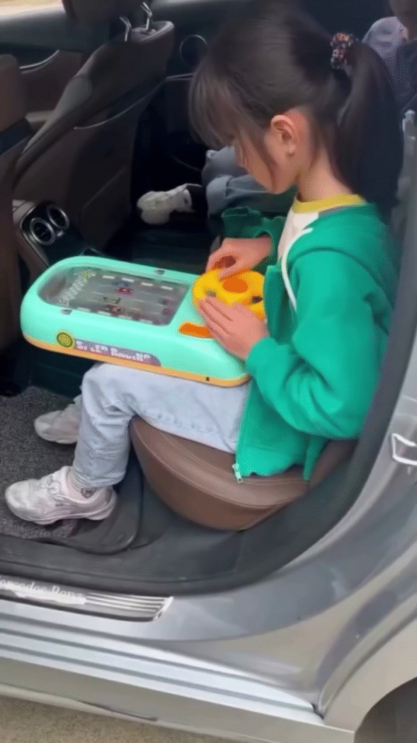 Innovative Kids Car Seat Activity Table with Interactive Steering Wheel and Dual-Compartment Bear-Themed Water Bottle for Convenient Hydration on the Go