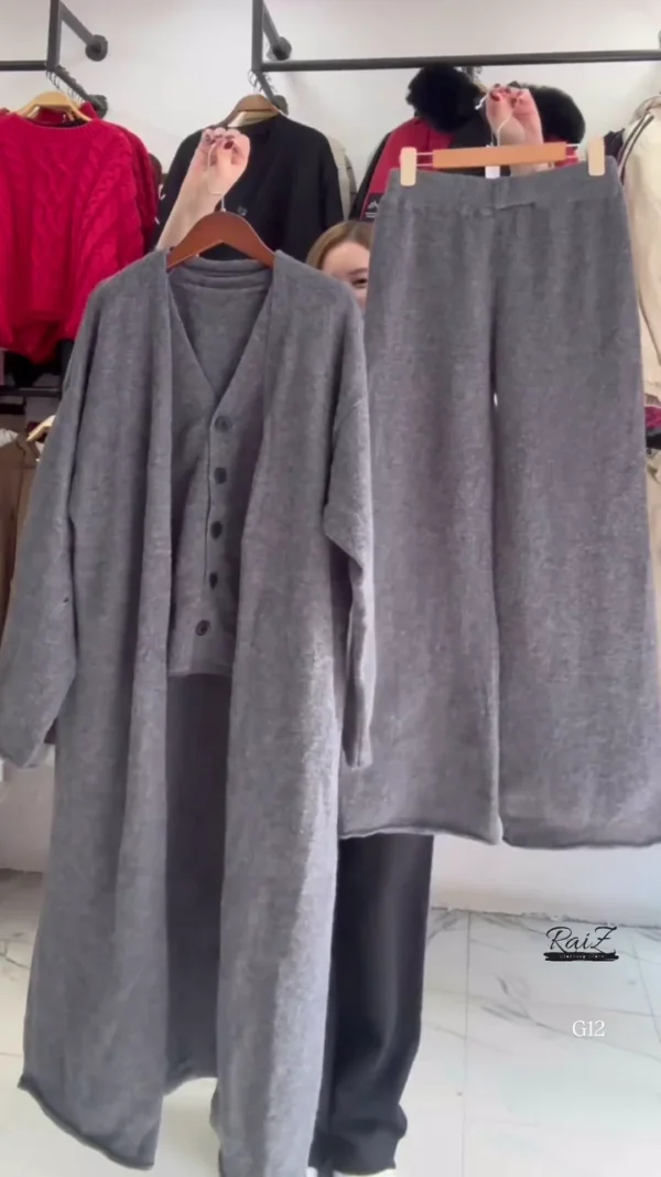 Cropped Puffer Jacket with Elastic Hem and High Neck Design – Trendy Winter Statement Piece - Image 2